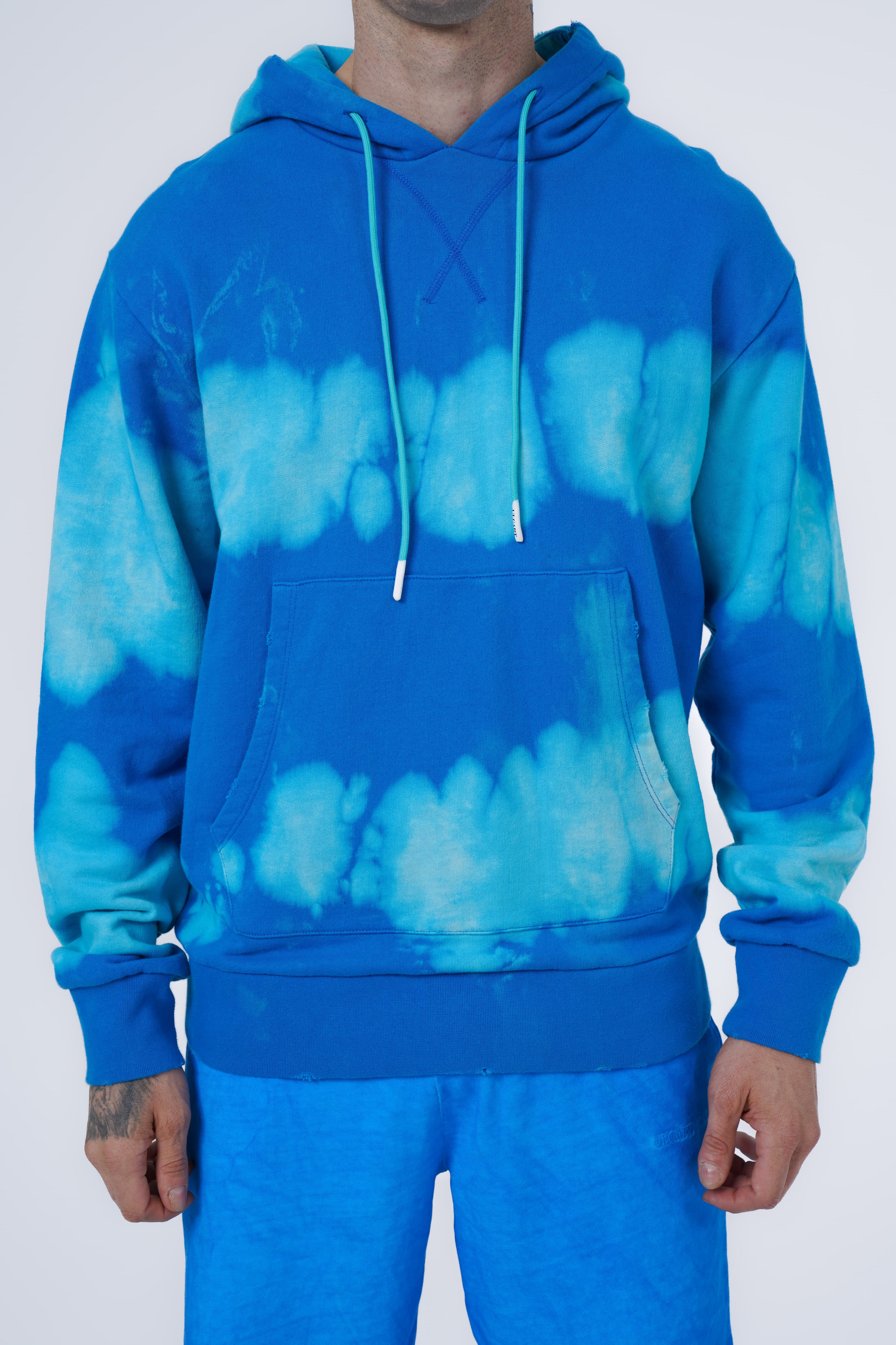 Krawattengefärbter Kapuzenpullover