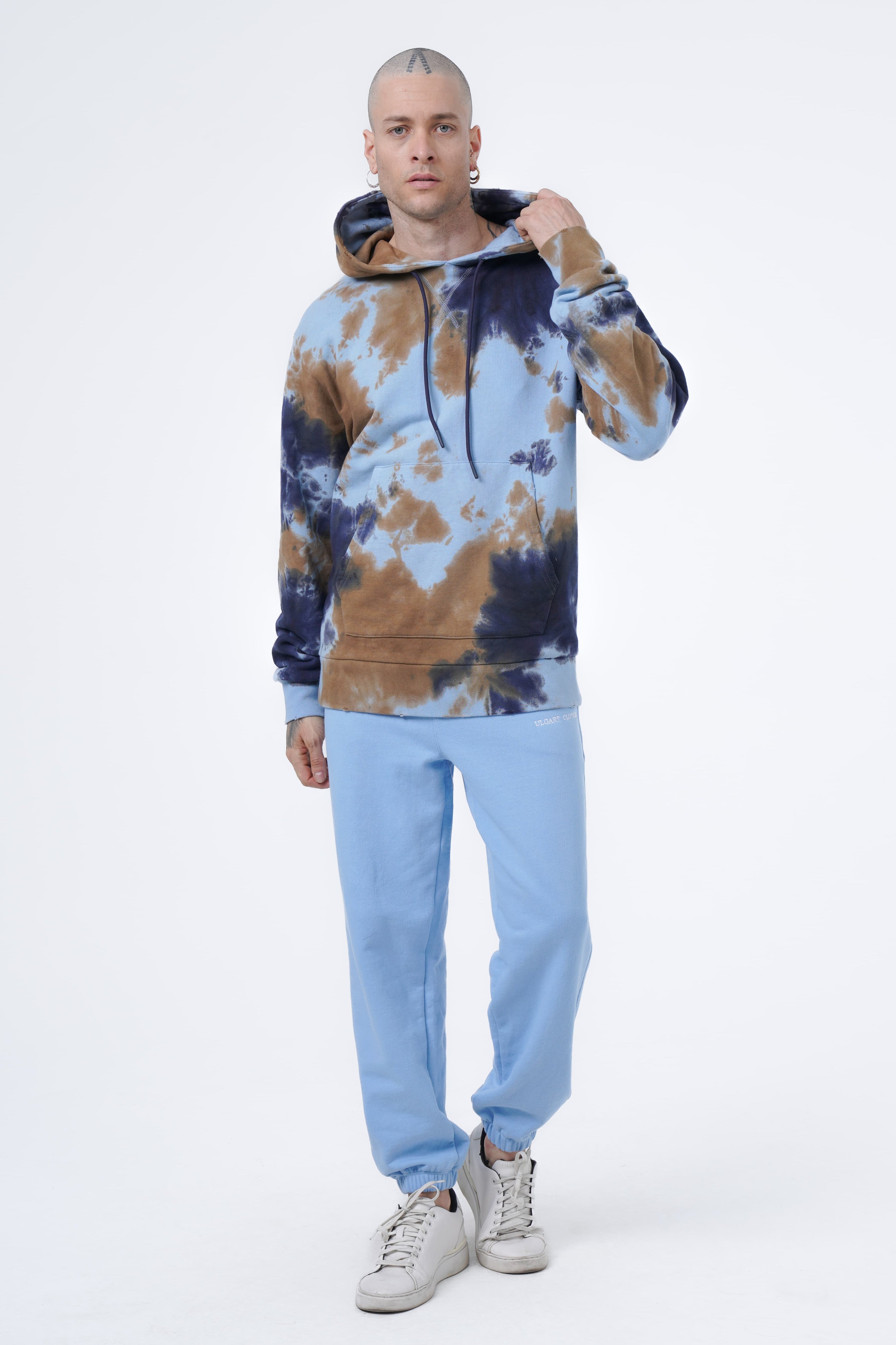 Krawattengefärbter Kapuzenpullover