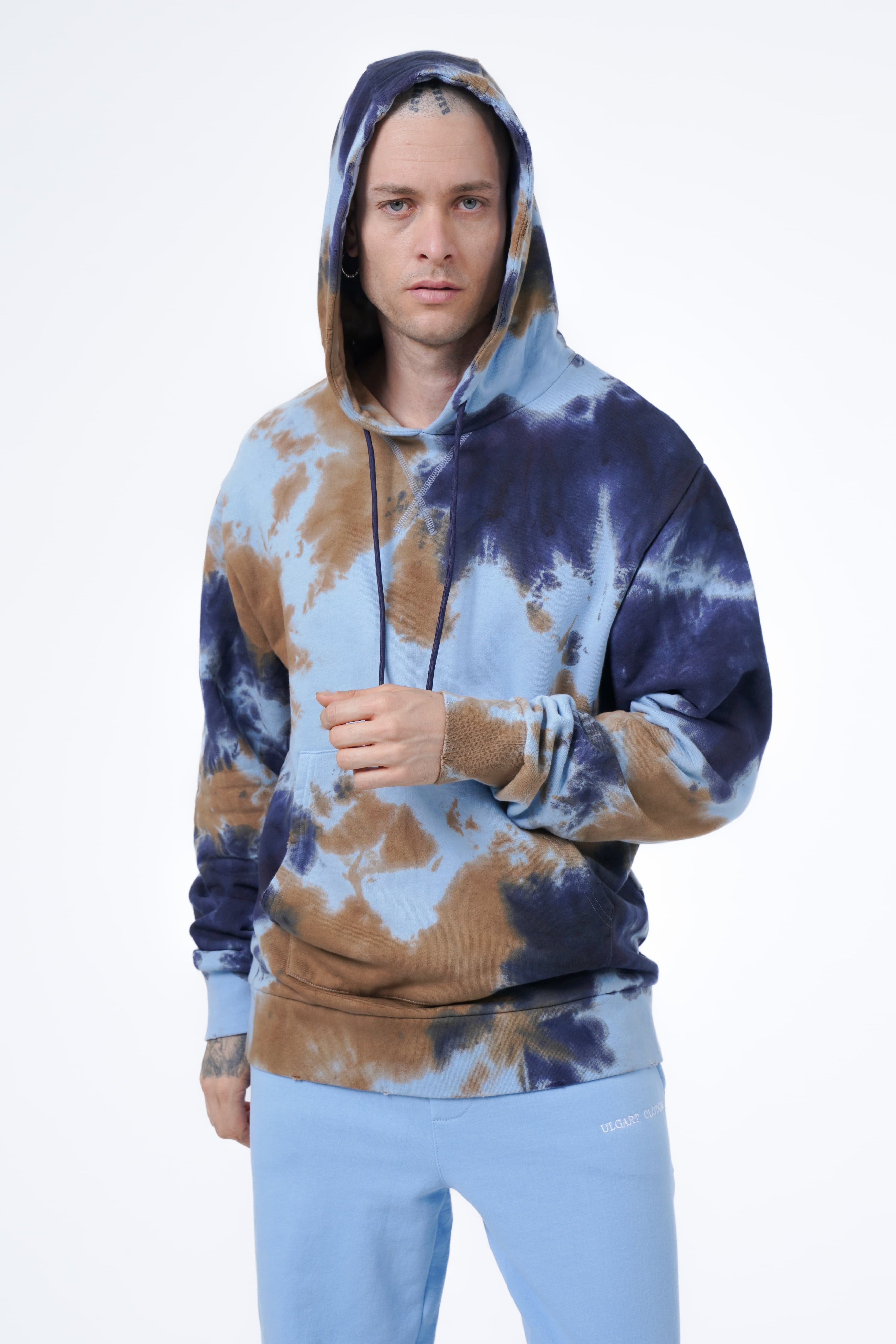 Krawattengefärbter Kapuzenpullover