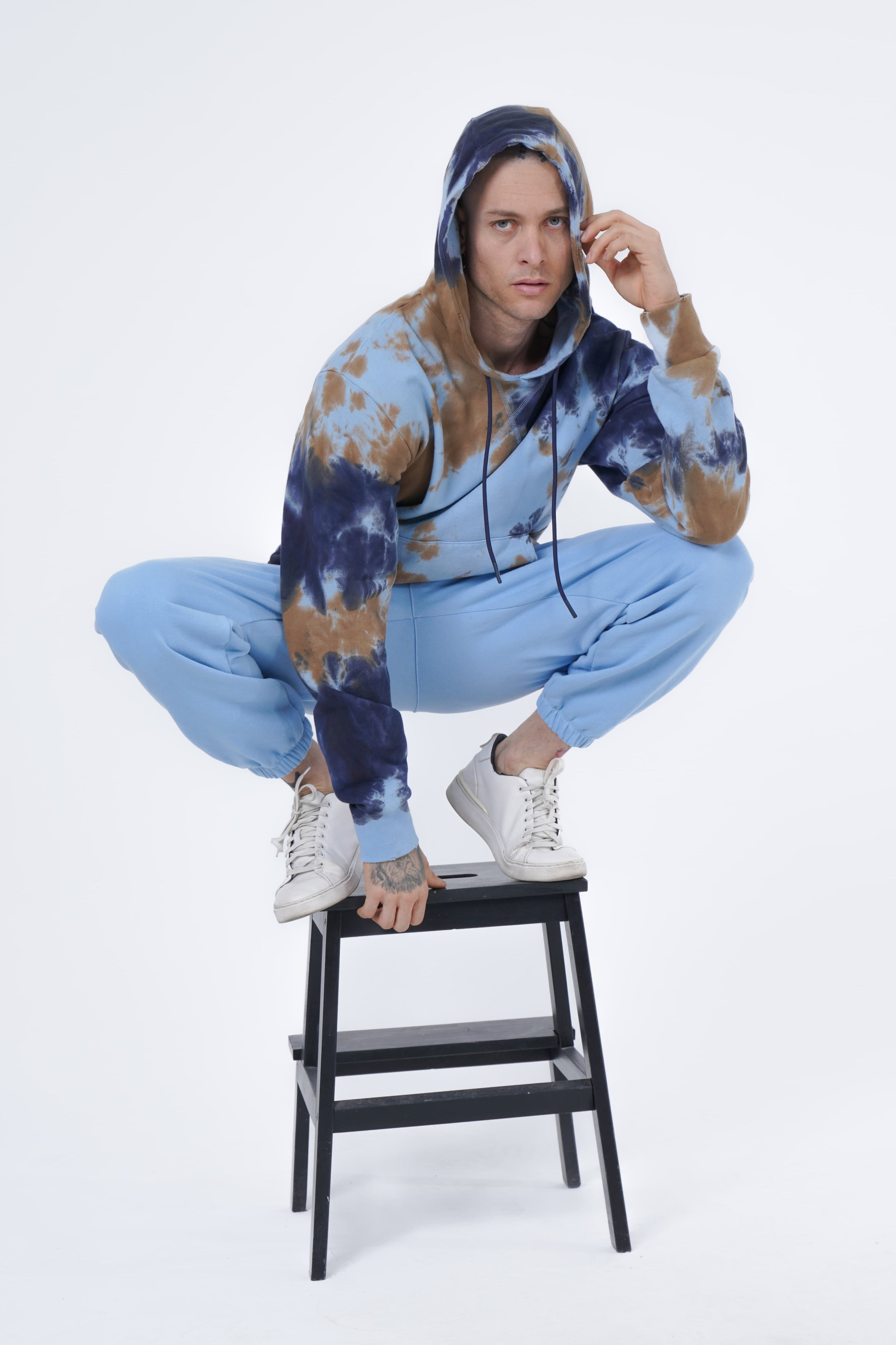 Krawattengefärbter Kapuzenpullover