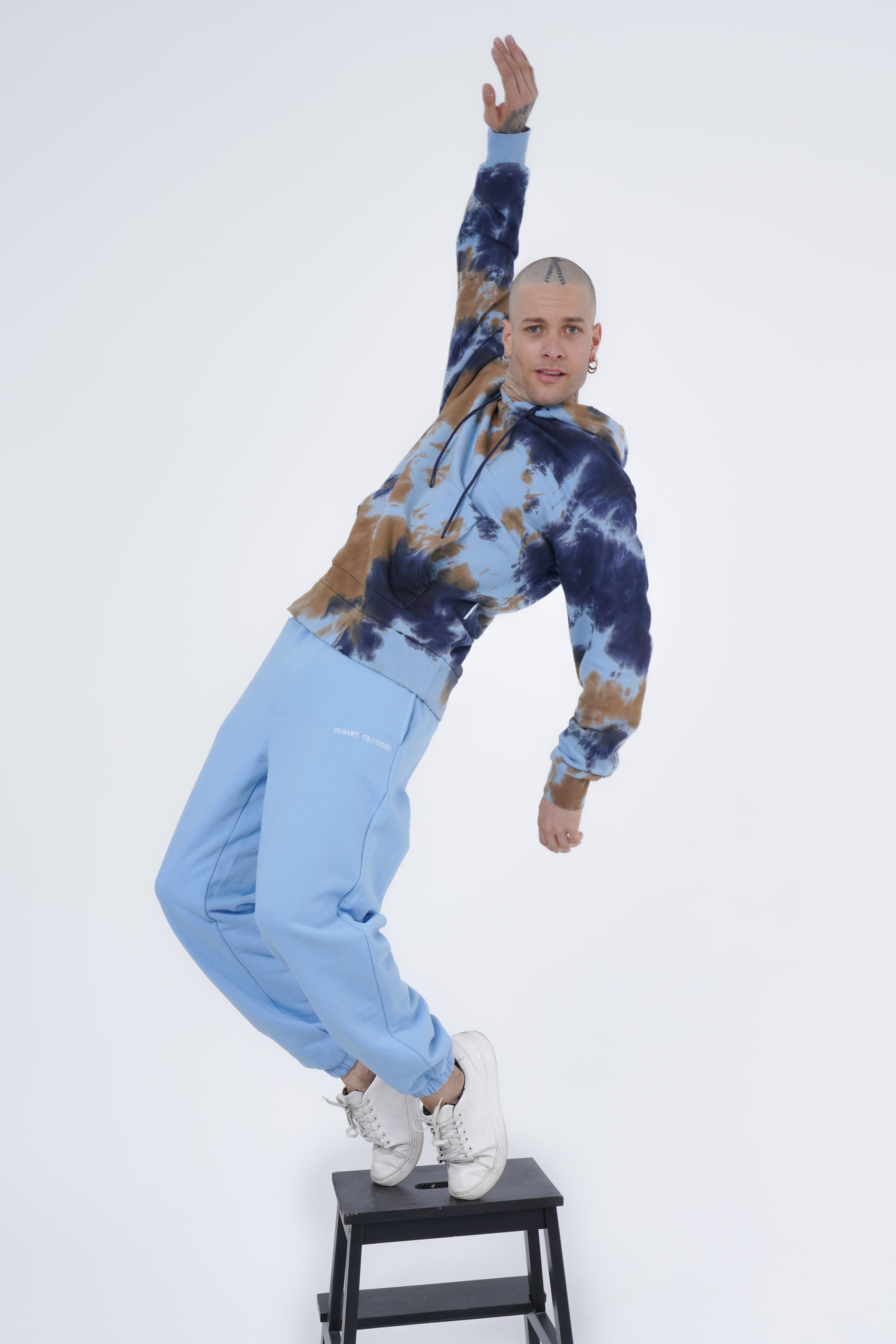 Krawattengefärbter Kapuzenpullover