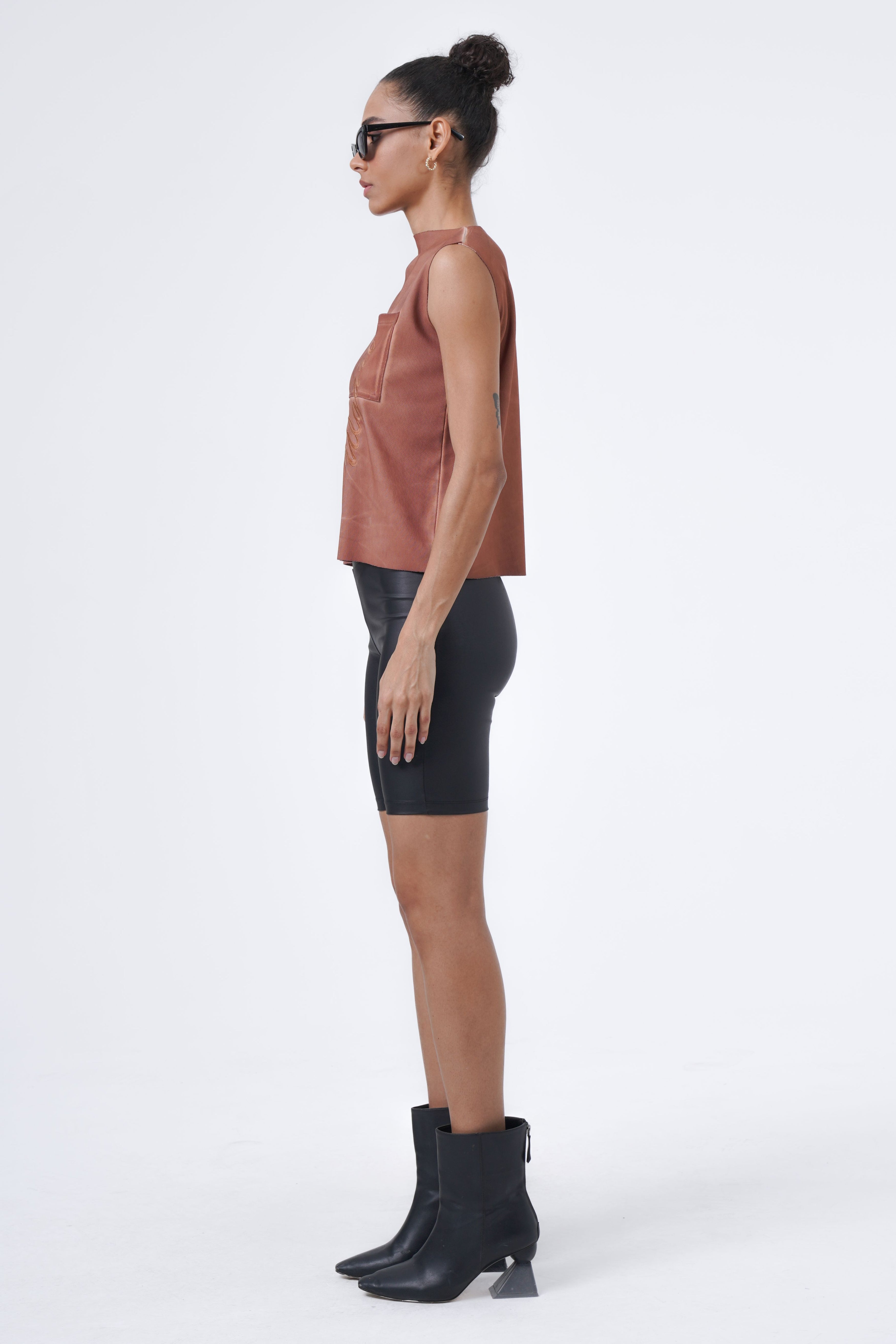 sleeveless top with oil wash effects