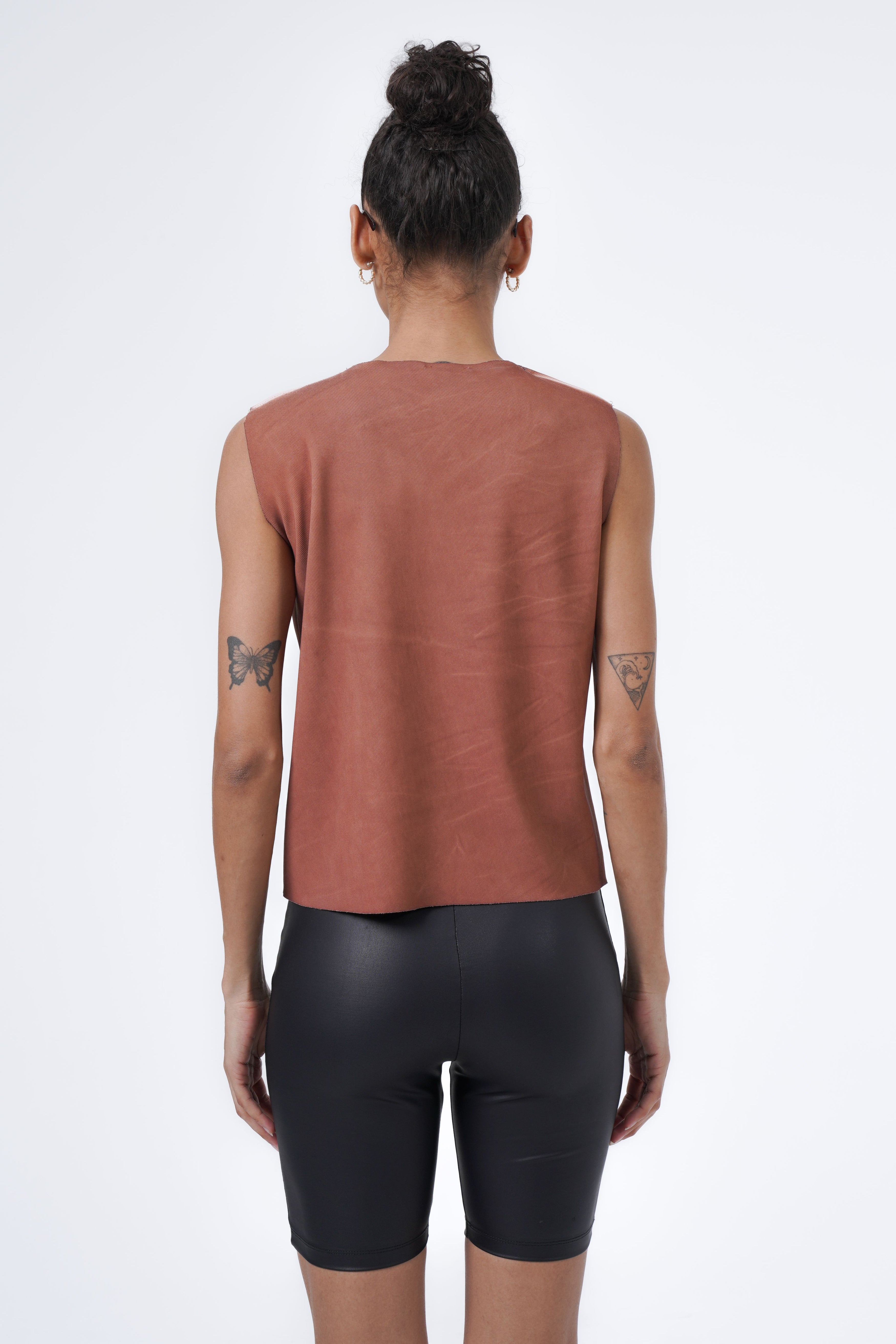 sleeveless top with oil wash effects