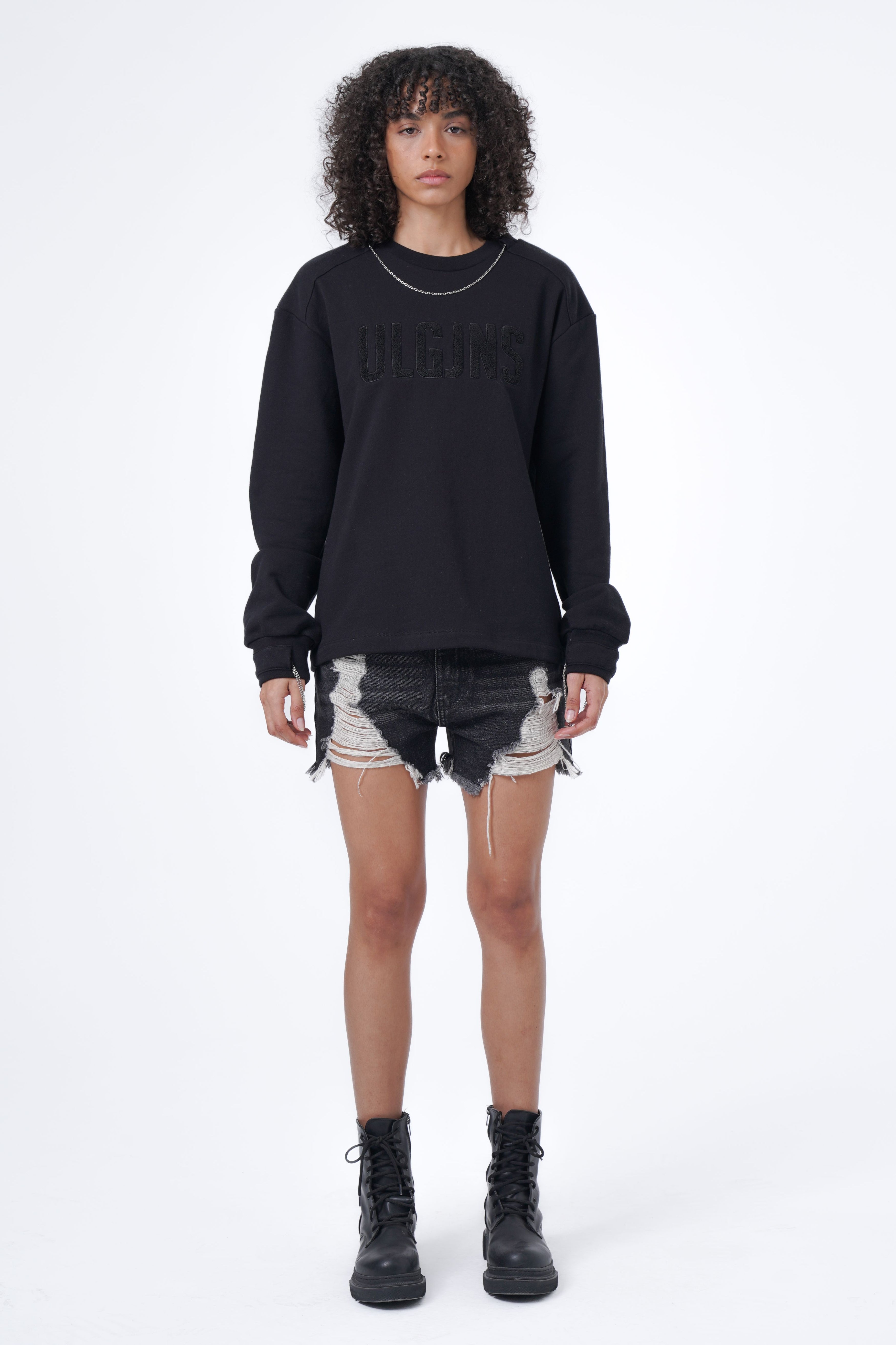 Sweatshirt mit Kettenaccessoire und Stickerei
