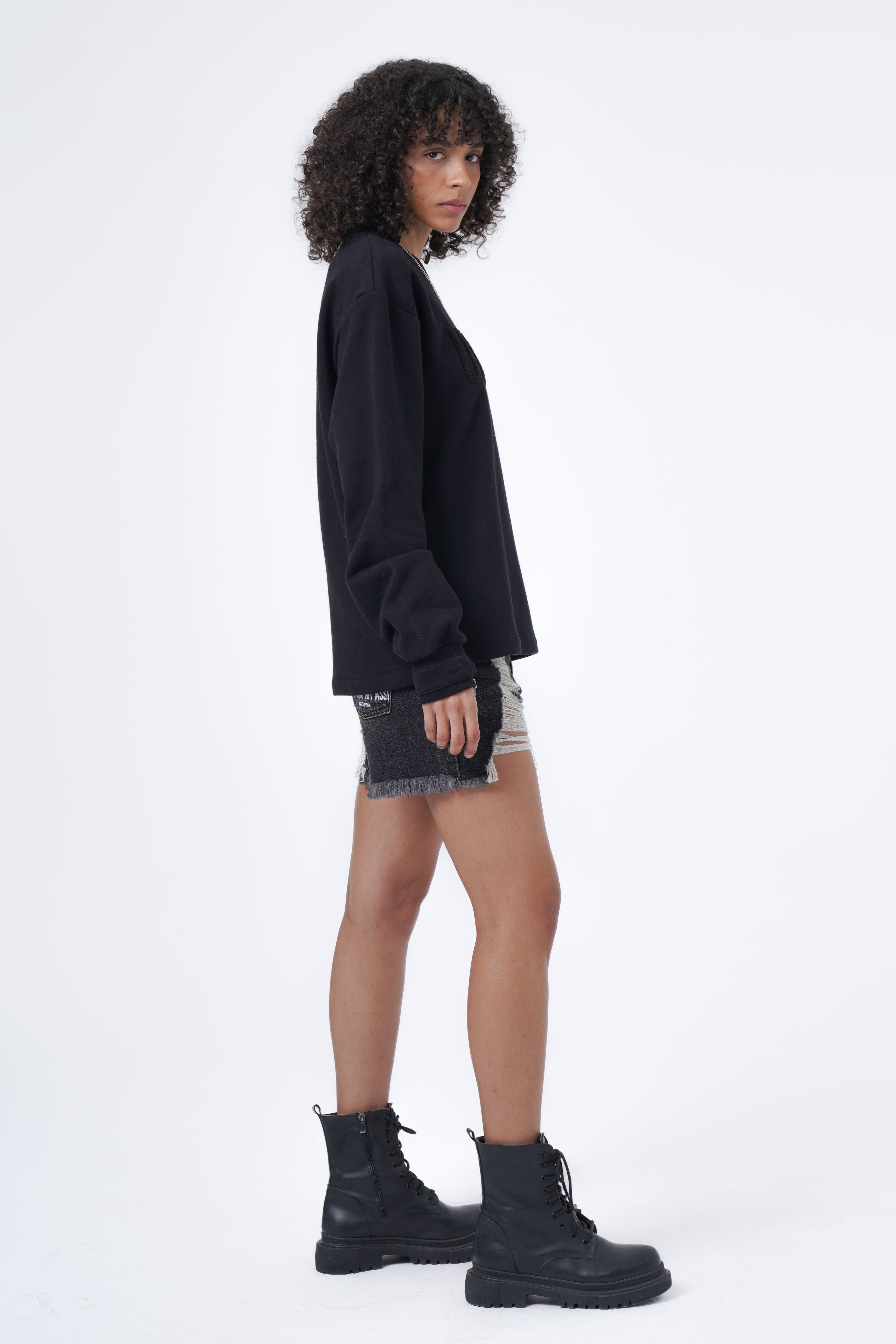 Sweatshirt mit Kettenaccessoire und Stickerei