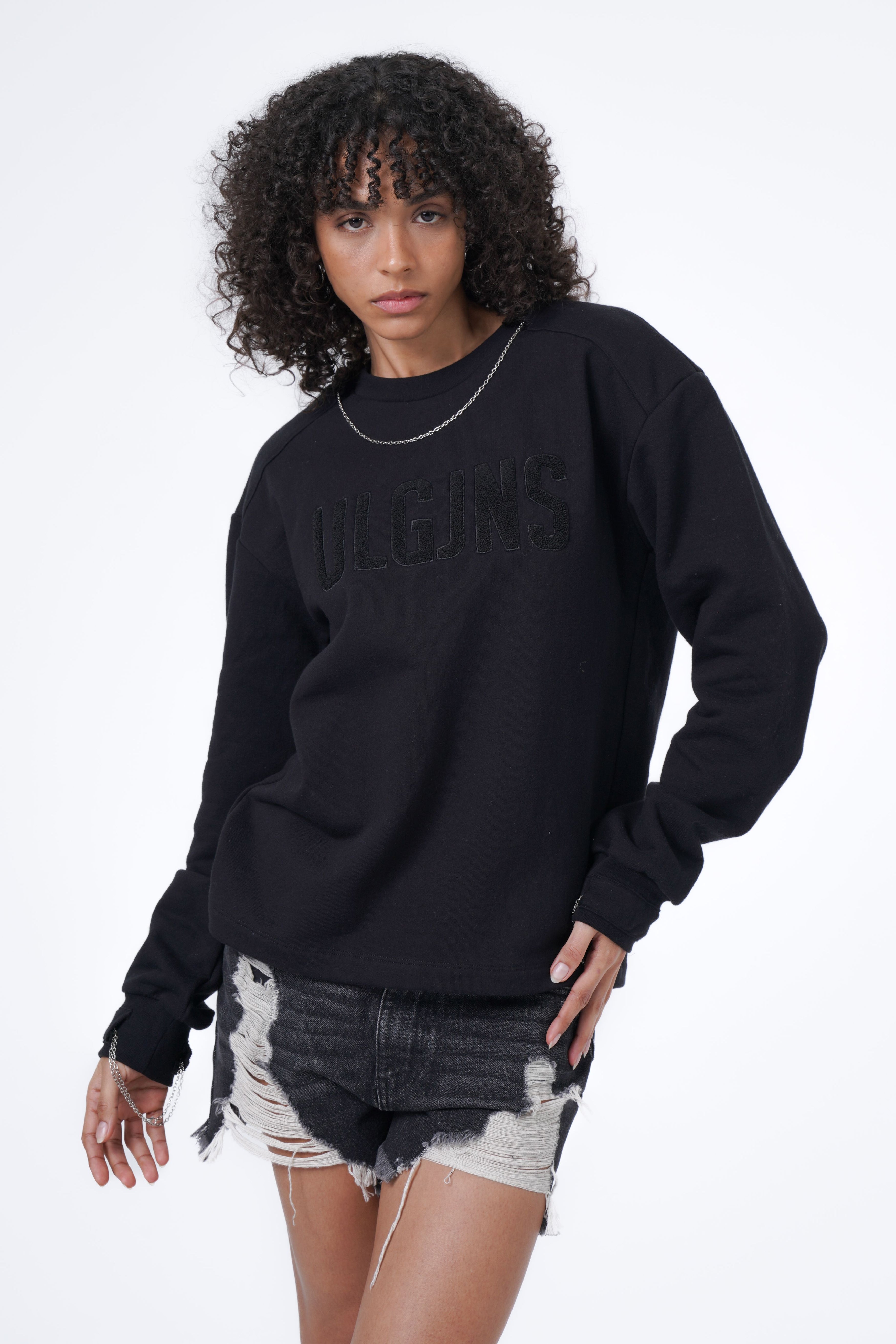 Sweatshirt mit Kettenaccessoire und Stickerei