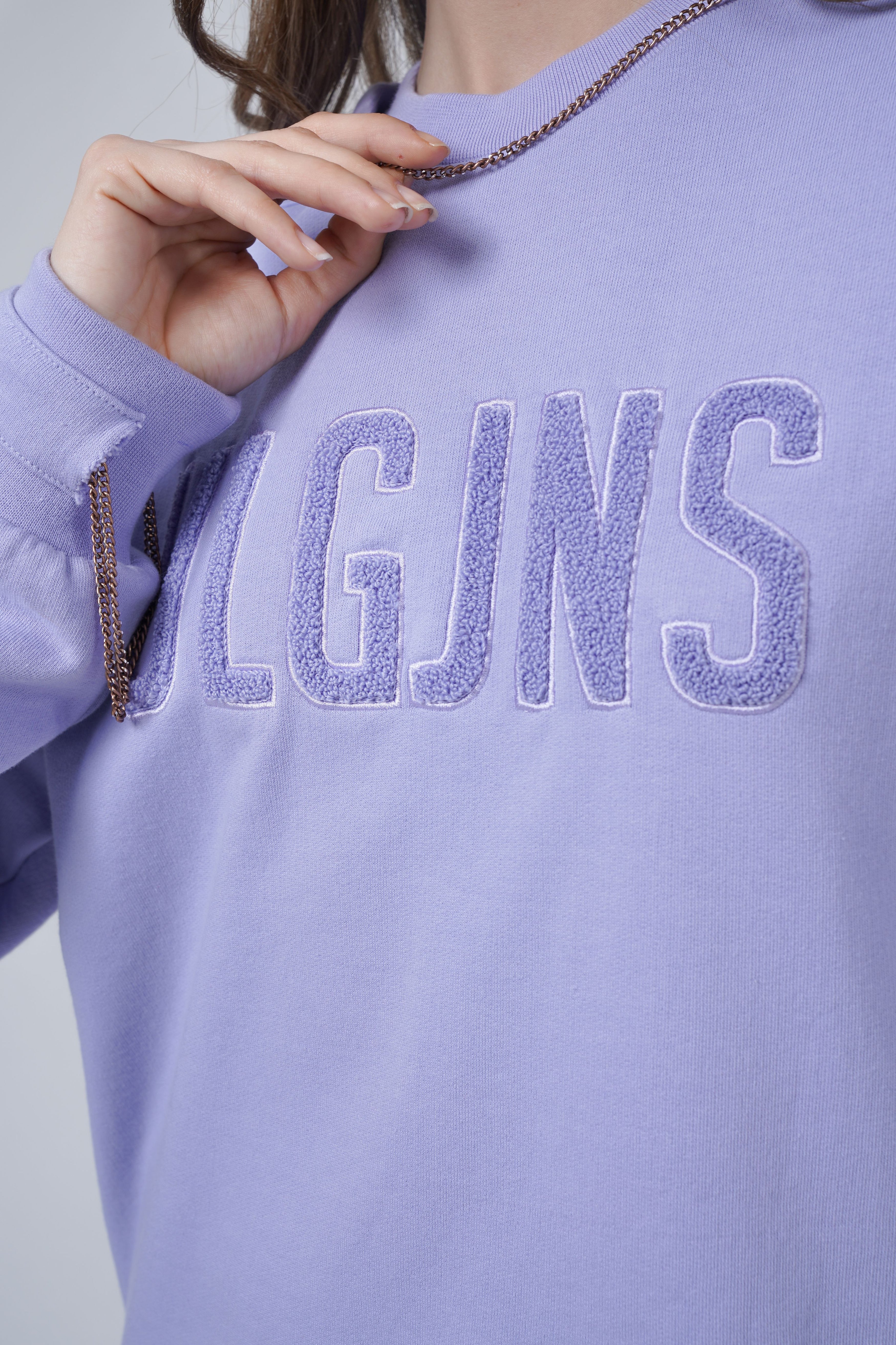 Sweatshirt mit Kettenaccessoire und Stickerei