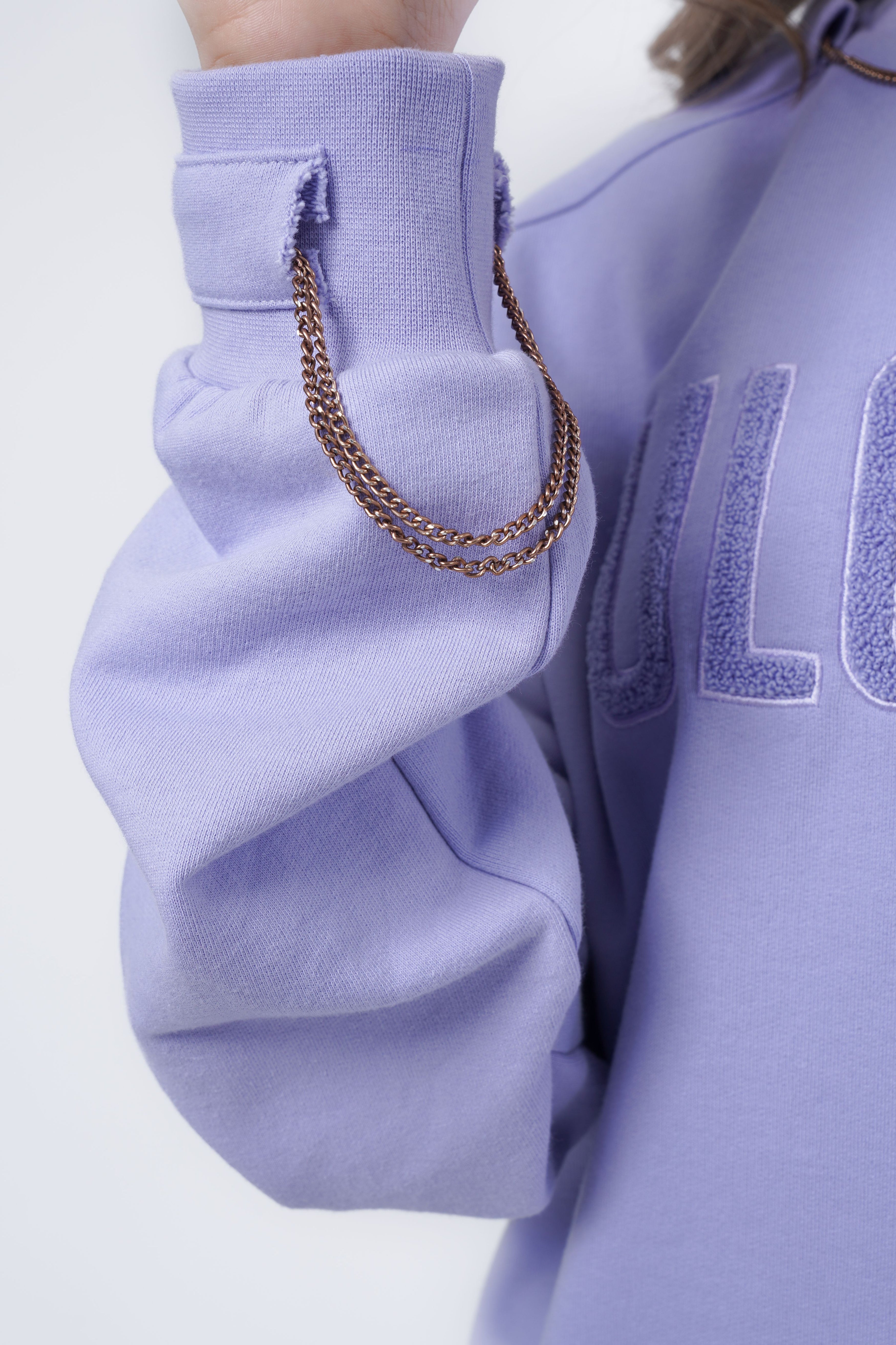 Sweatshirt mit Kettenaccessoire und Stickerei