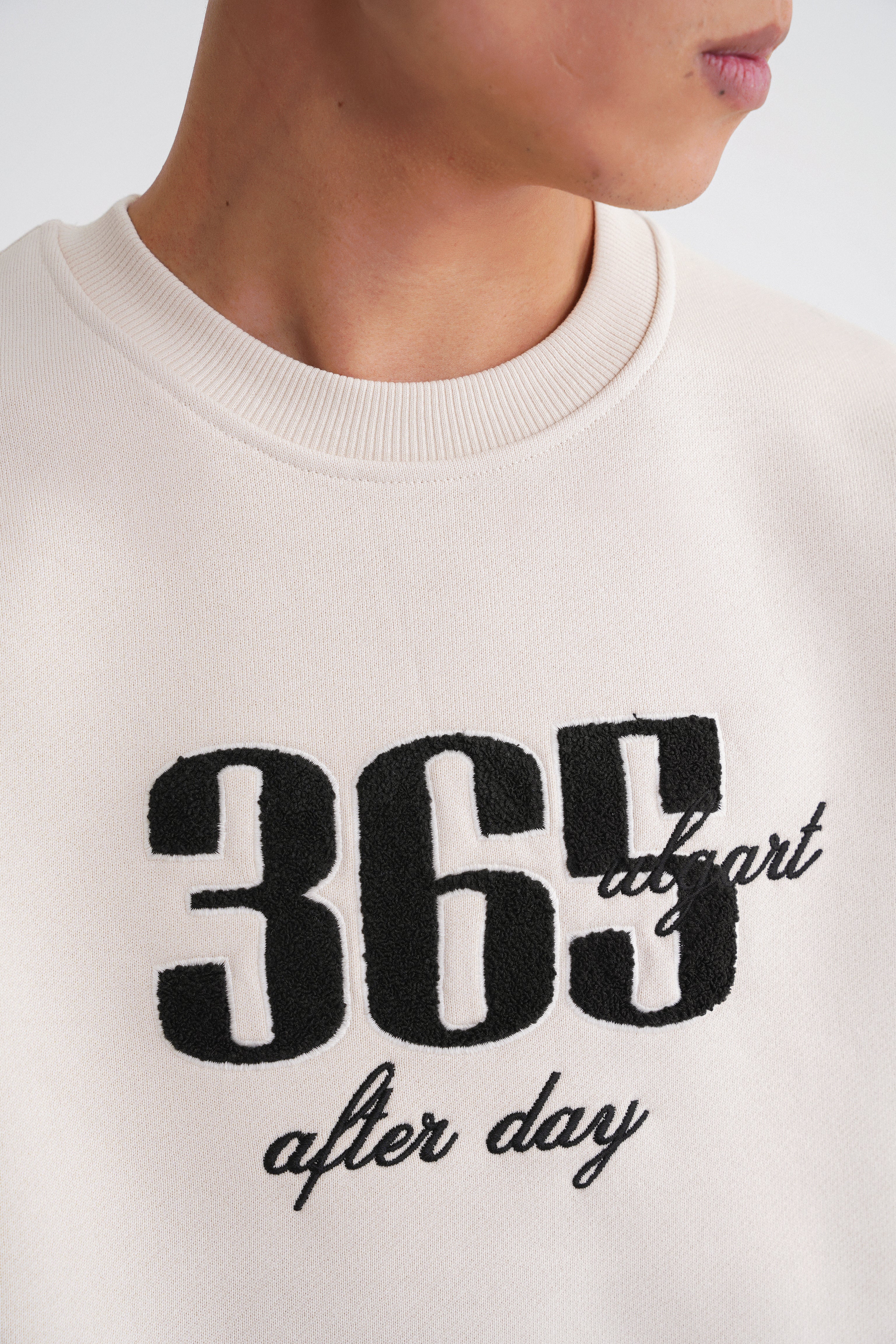 Nataly  Oversize Stickerei Sweat Antik White